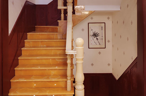 柘城中式别墅室内汉白玉石楼梯的定制安装装饰效果